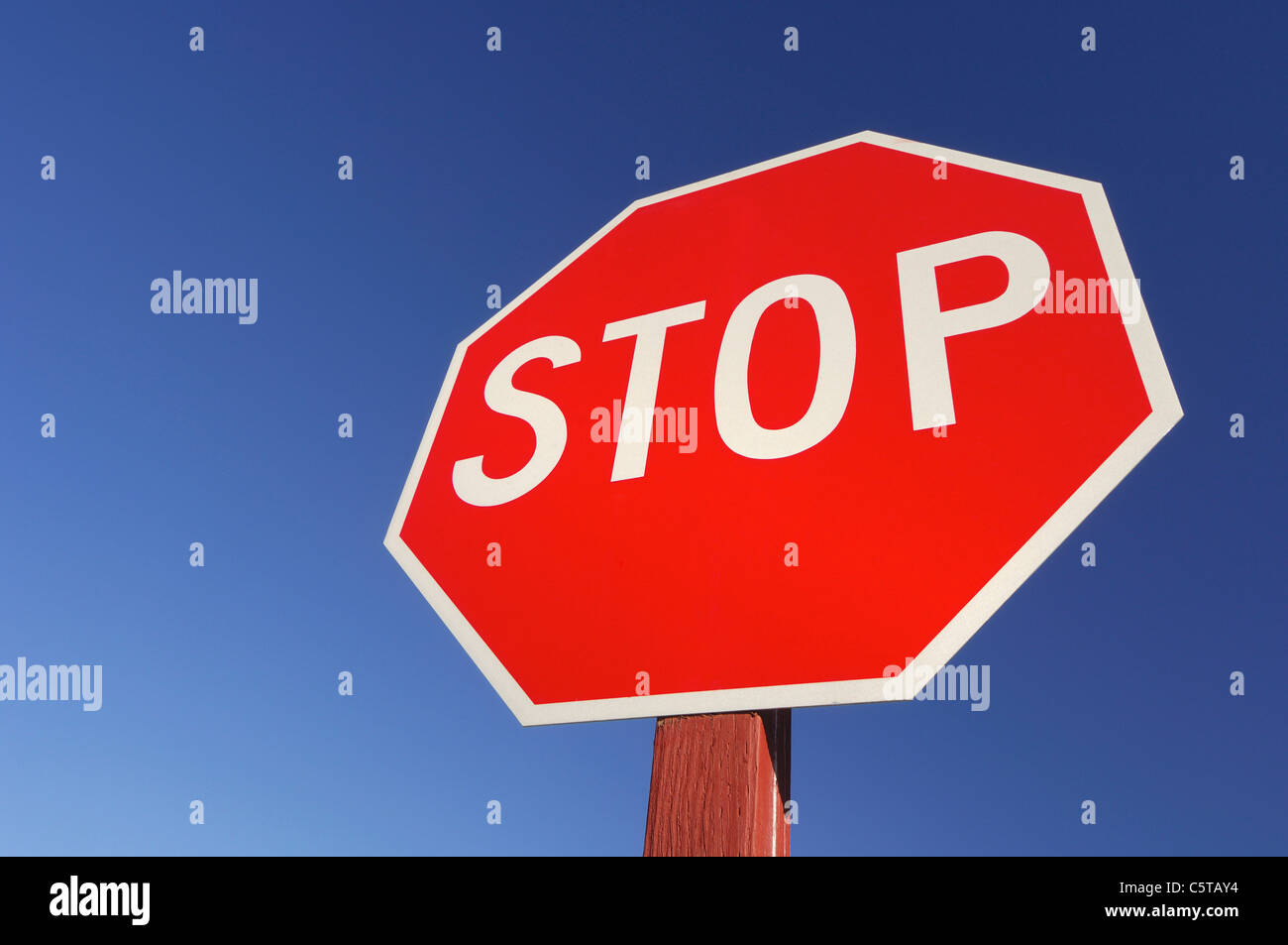 USA, Utah, panneau d'arrêt contre le ciel bleu, close-up Banque D'Images