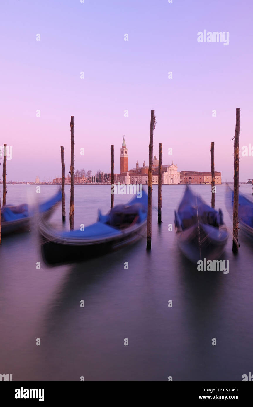 L'Italie, Venise, San Giorgio Maggiore, gondoles Banque D'Images