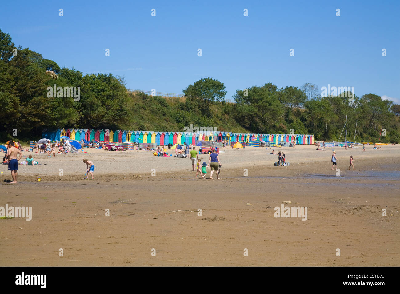 Llanbedrog Gwynedd au nord du Pays de Galles Royaume-uni Juillet vacanciers faisant plus d'une journée ensoleillée d'été visiter cette plage de sable gallois Banque D'Images