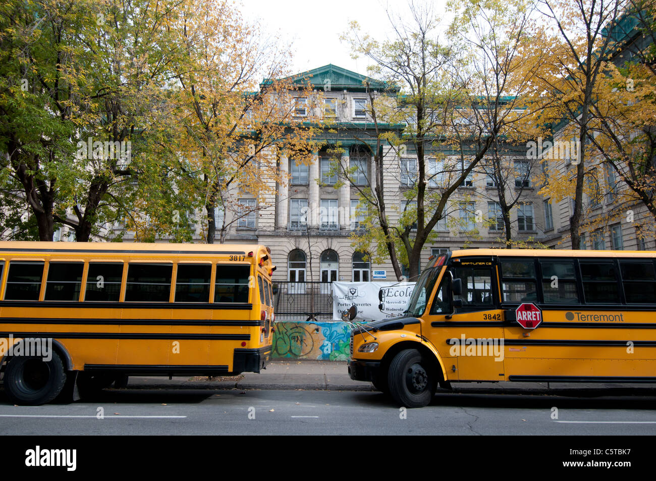 L'école primaire face à la rue University centre-ville de Montréal Banque D'Images