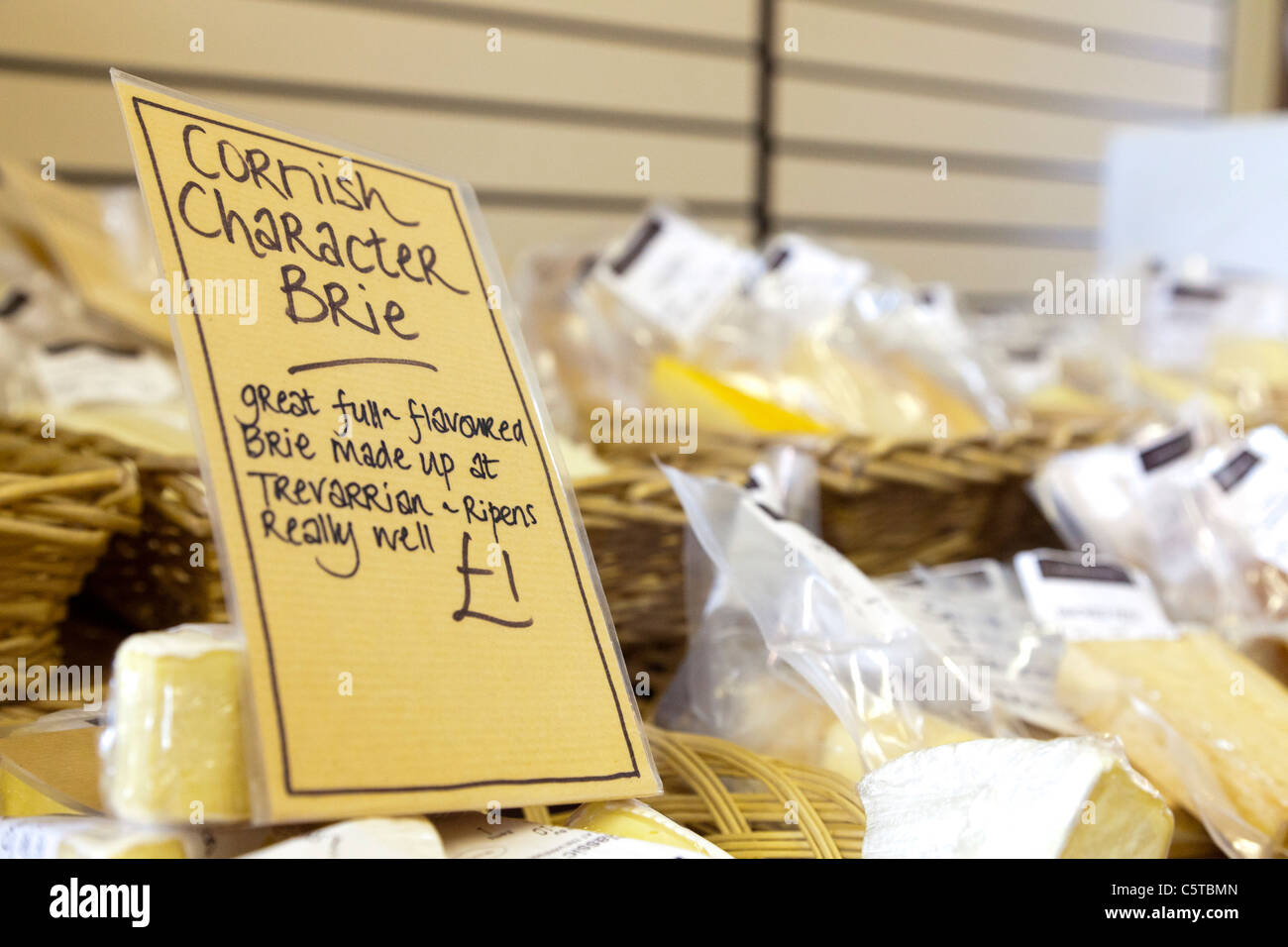 Caractère Cornish Brie à la vente à un marché de producteurs à Cornwall Banque D'Images