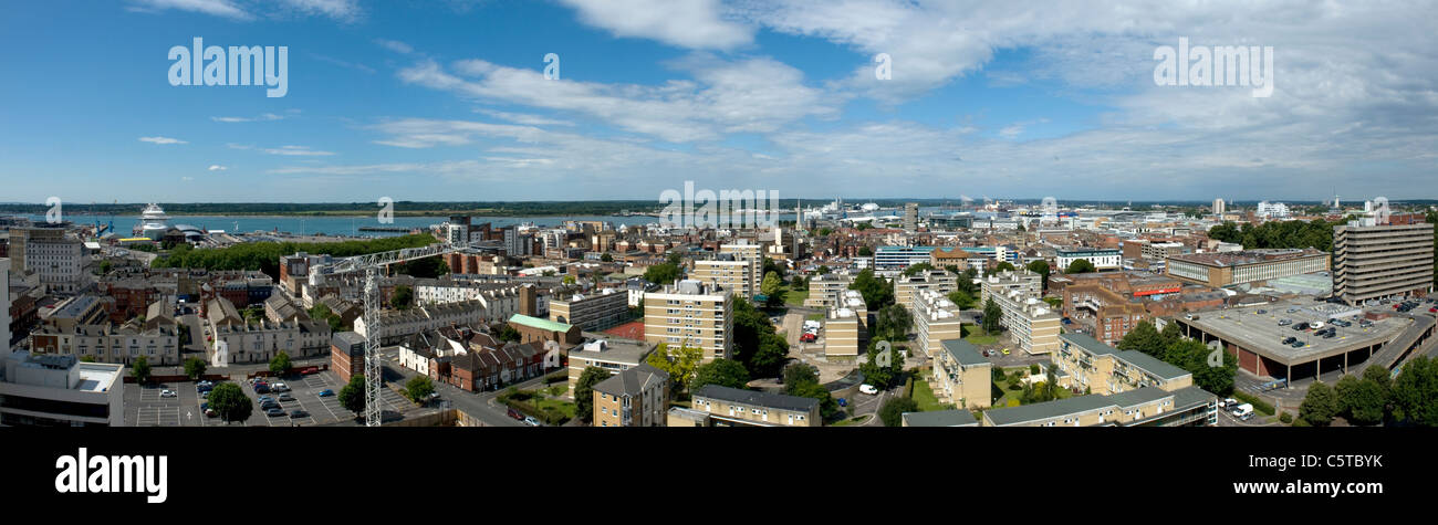Vue panoramique sur le toit du centre-ville de Southampton et à l'ouest de l'horizon Banque D'Images