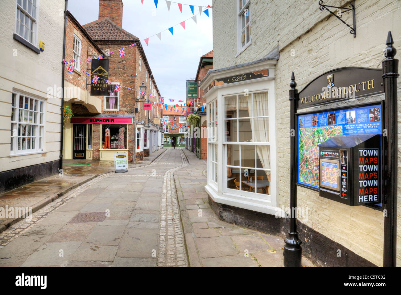 De Louth, Lincolnshire, nouvelle rue avec banderoles et drapeaux sur la