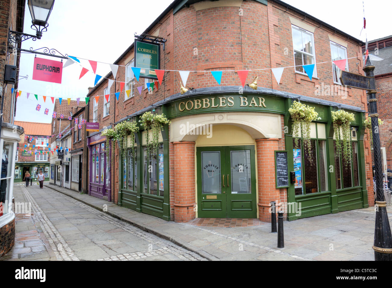 Louth Lincolnshire, galets, bar, nouvelle rue belle pub avec des paniers suspendus sur les rues pavées Banque D'Images