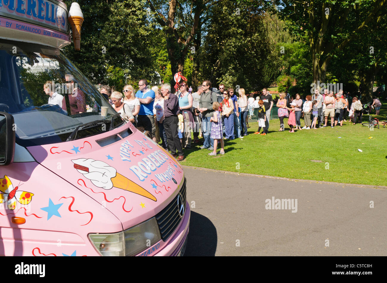 Très longue attente dans un parc pour une glace Van Banque D'Images