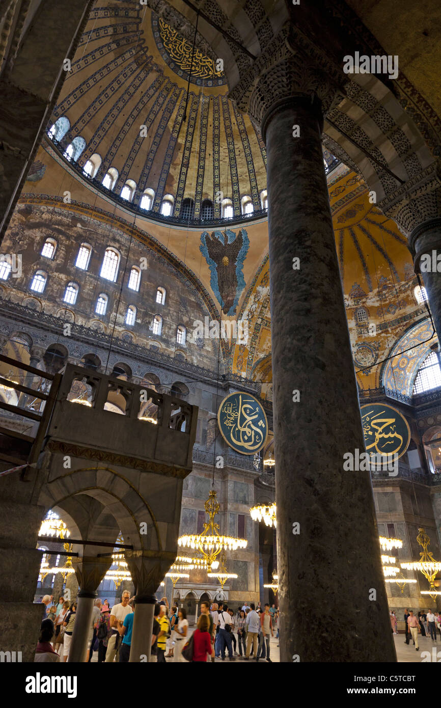 Vue verticale, à travers les colonnes, de l'intérieur de Sainte Sophie avec son dôme, Istanbul, Turquie Banque D'Images