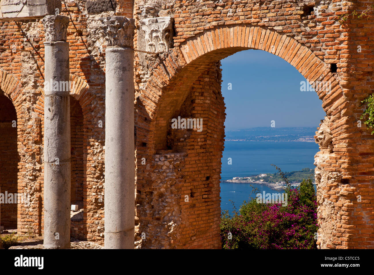Ruines du théâtre grec (Teatro Greco) à Taormina, Sicile Italie Banque D'Images