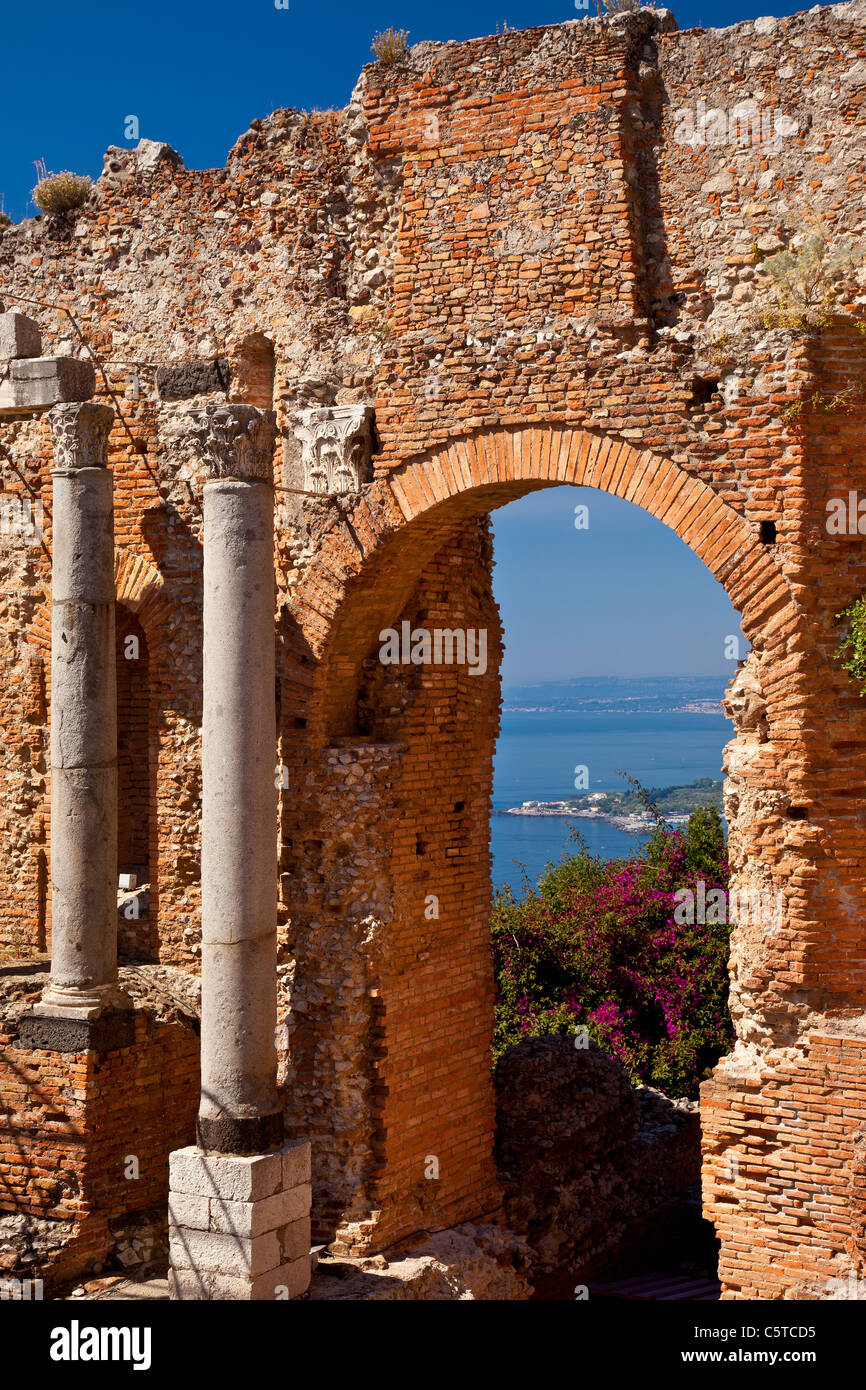 Ruines du théâtre grec (Teatro Greco) à Taormina, Sicile Italie Banque D'Images