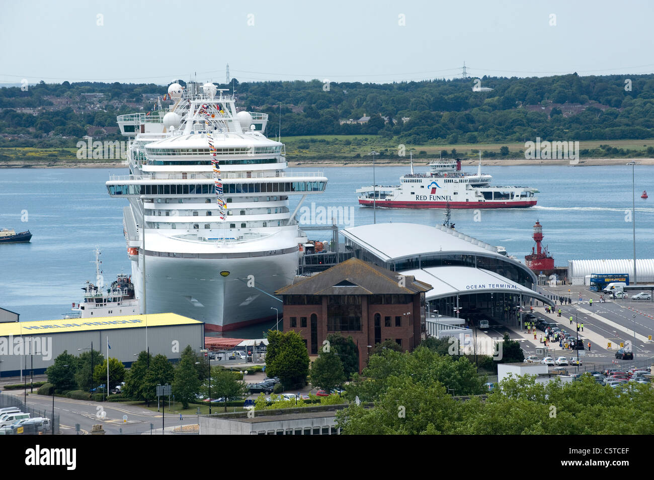 Vue aérienne d'Ocean Terminal, Southampton, Angleterre, avec P&O cruise liner 'Azura' et Southampton Water Banque D'Images