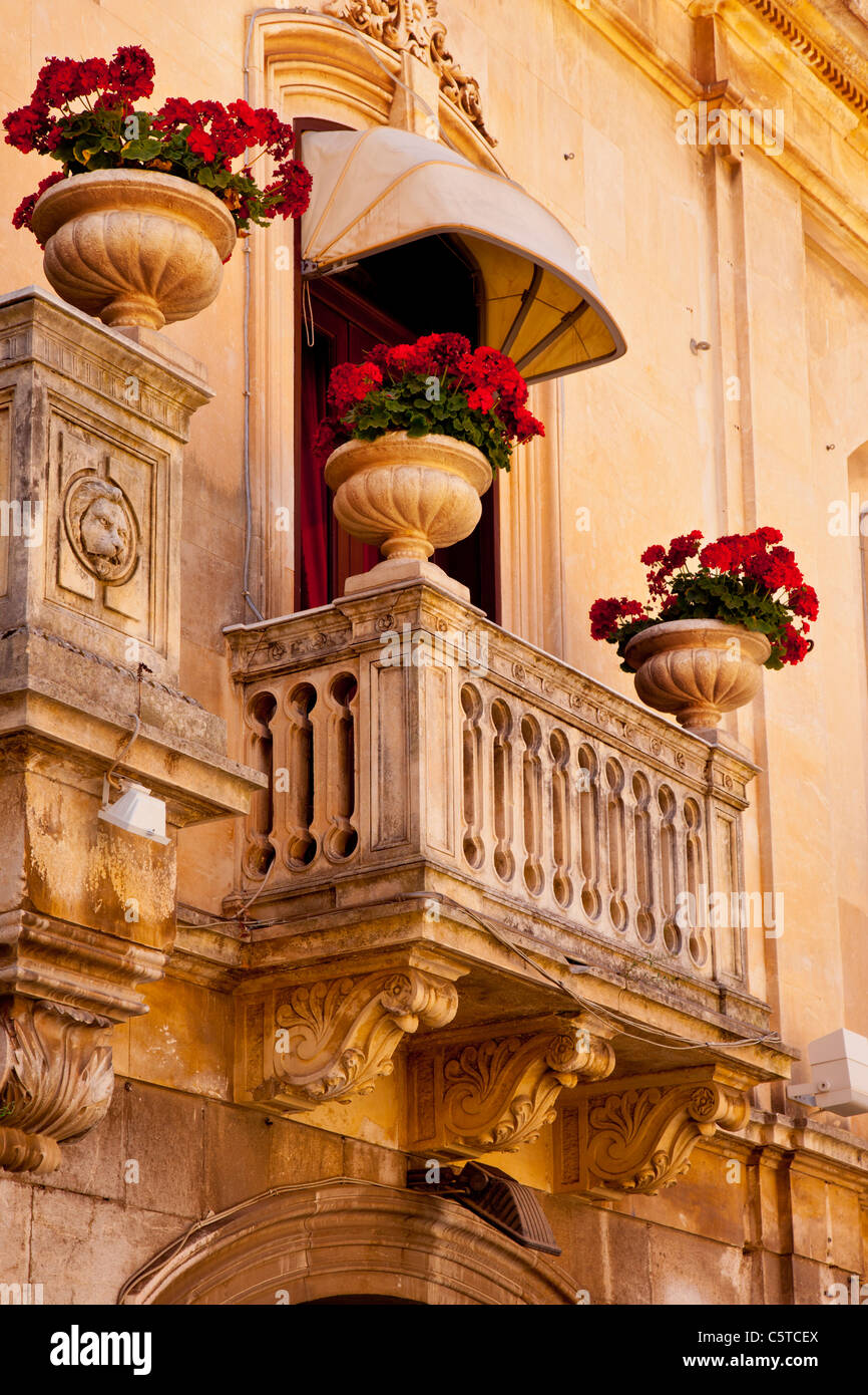 Fleurs en pot sur le balcon de l'hôtel à Taormina, Sicile Italie Banque D'Images