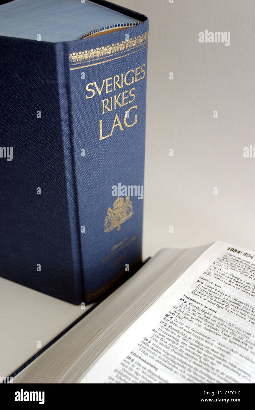 Un livre de droit suédois intitulé « Sveriges rikes Lag » a été transécrit en « loi d'État de Wedish » et un autre livre de droit ouvert à ses côtés. Banque D'Images