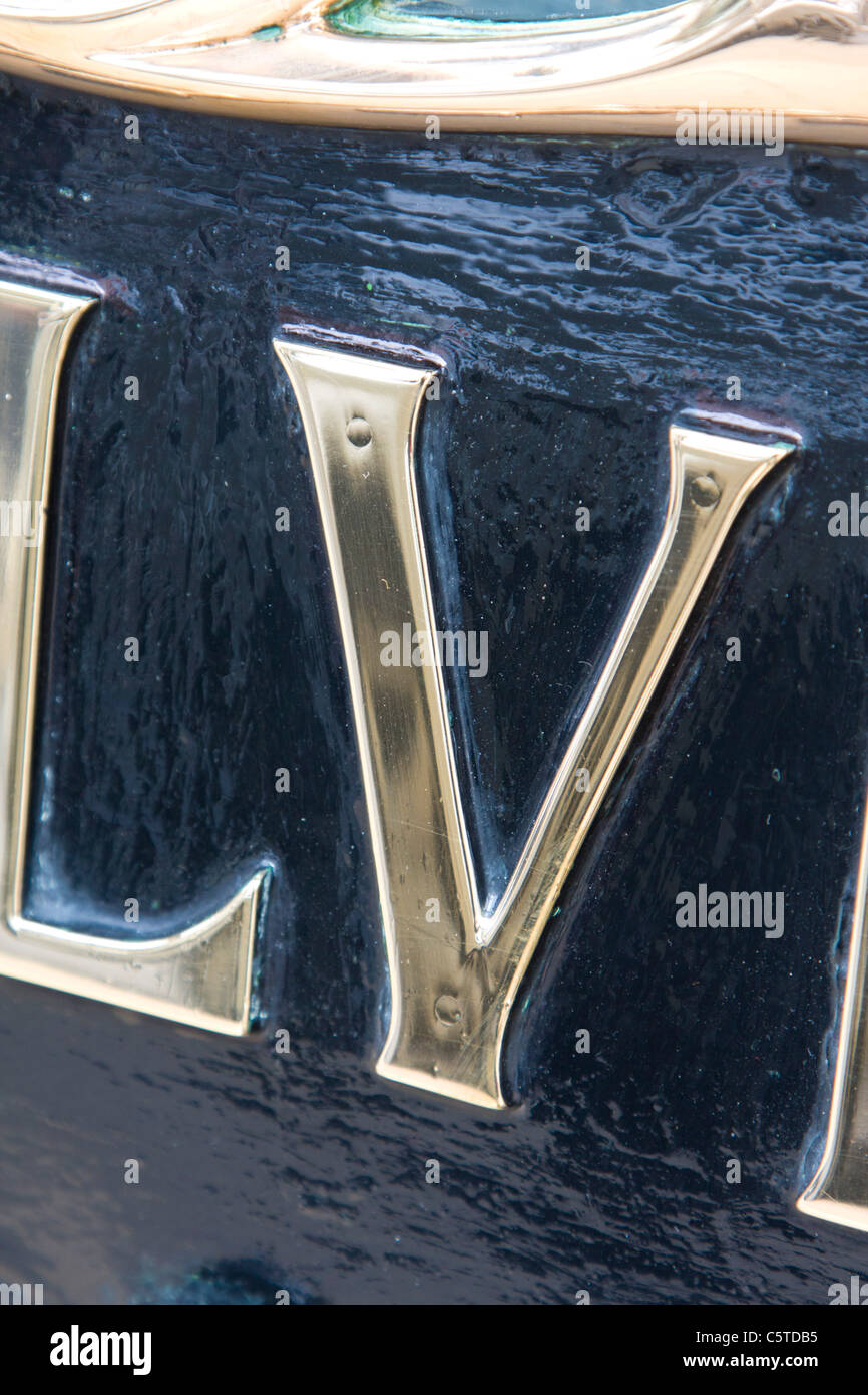 Caractère caractère V lettre laiton photo Banque D'Images