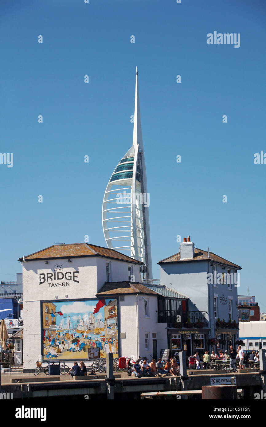 Les personnes qui apprécient un verre au Bridge Tavern Portsmouth avec la Spinnaker Tower qui s'élève derrière à Portsmouth, Hampshire, Royaume-Uni, en juin Banque D'Images