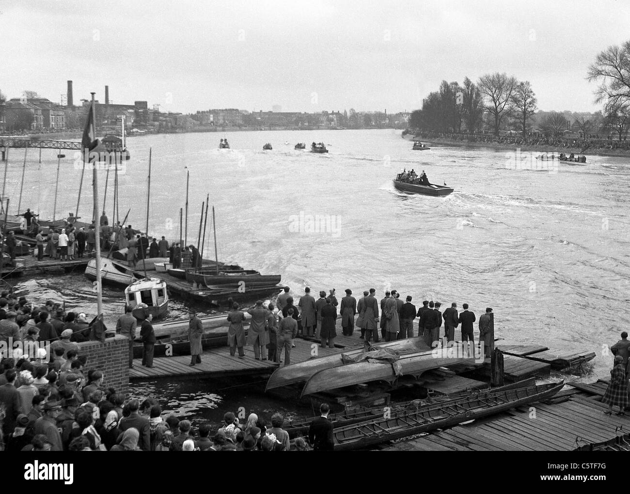 Le London Boat Race sur la Tamise en 1955. Banque D'Images