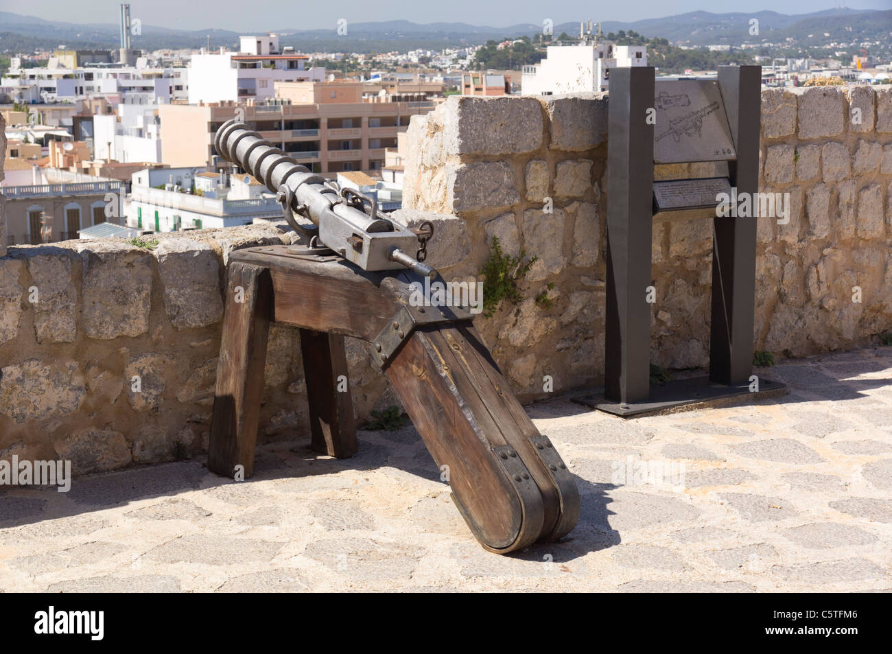 Ibiza, Baléares, Espagne - Eivissa ville, Falconet petit canon sur les remparts de l'ancienne Baluard de Santa Lucia Banque D'Images