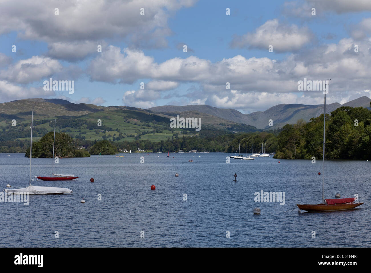 Barques sur la jetée de Bowness, Lake Windermere Banque D'Images