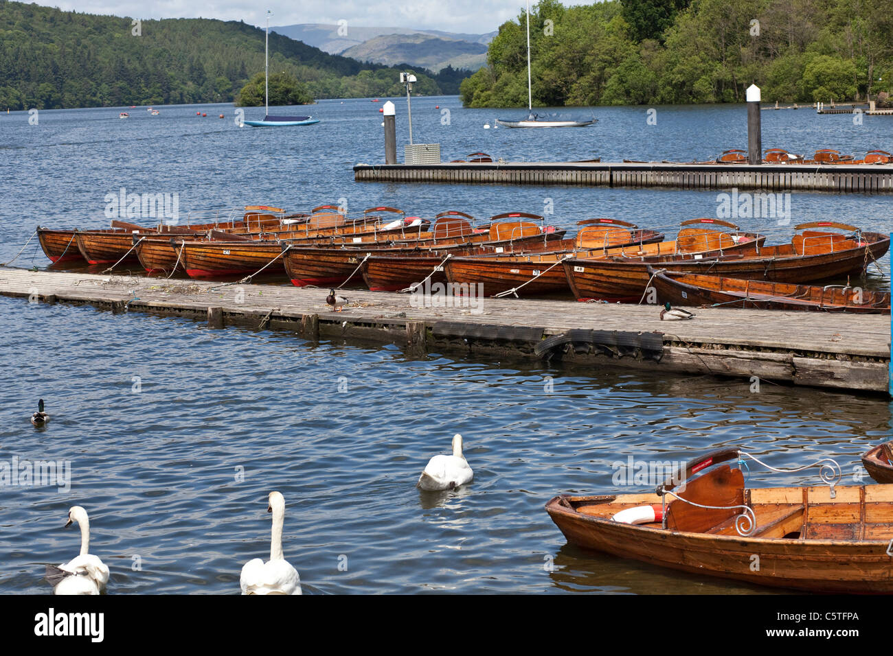 Barques sur la jetée de Bowness, Lake Windermere Banque D'Images