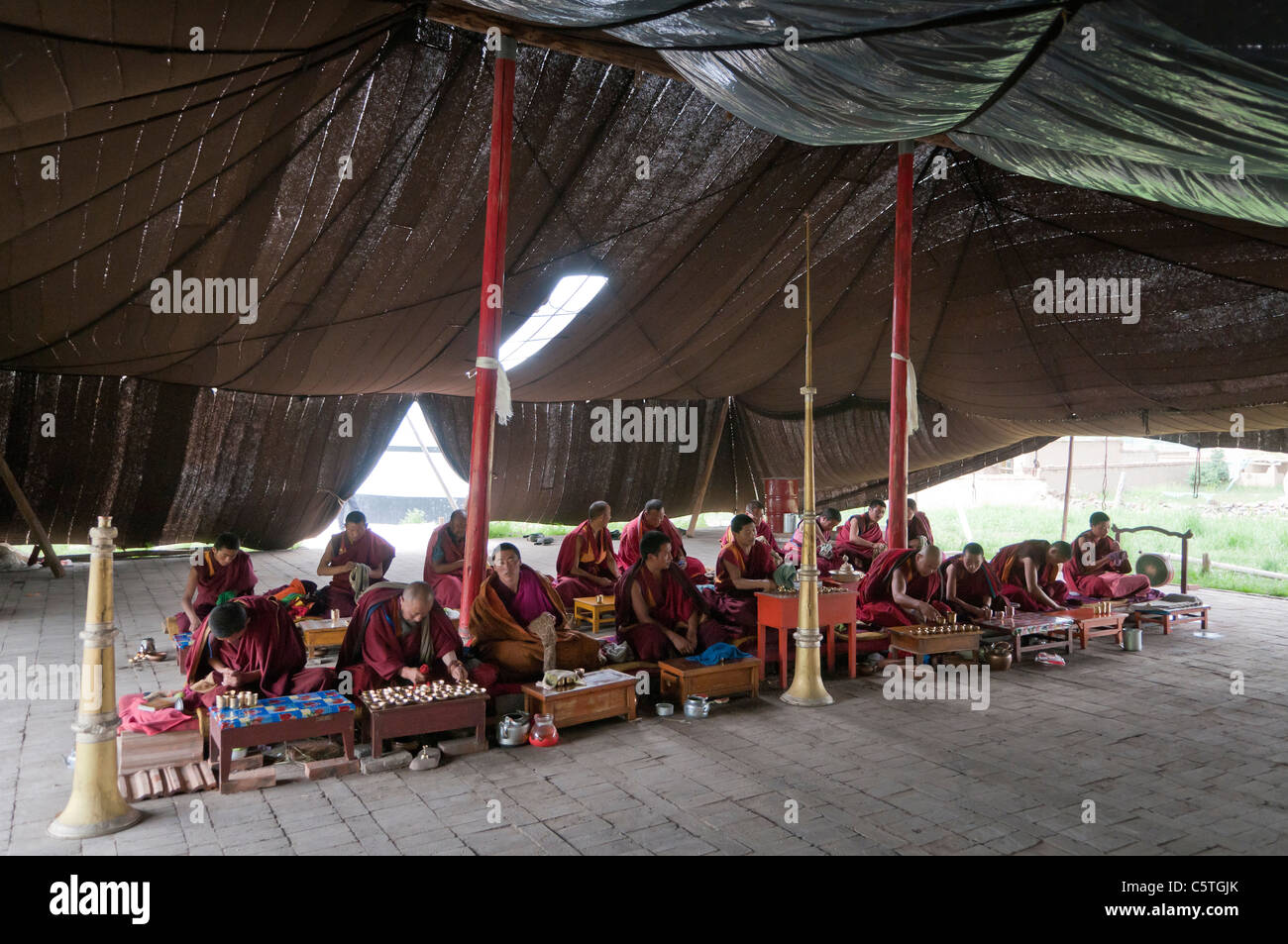 Moines bouddhistes tibétains prier en été, crin de cheval tente, Arou Temple Ba, Qilian, Province de Qinghai, Chine Banque D'Images