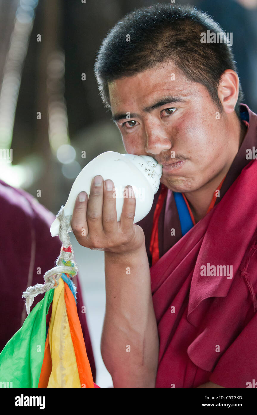Moine bouddhiste tibétain joue conque corne, Arou Temple Ba, Qilian, Province de Qinghai, Chine Banque D'Images