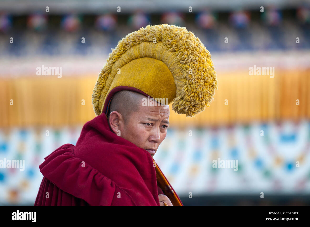 Chapeau jaune principal Sect moine Bouddhiste Tibétain supervise les  prières du soir, Monastère Longwu, Tongren, de la province de Qinghai,  Chine Photo Stock - Alamy
