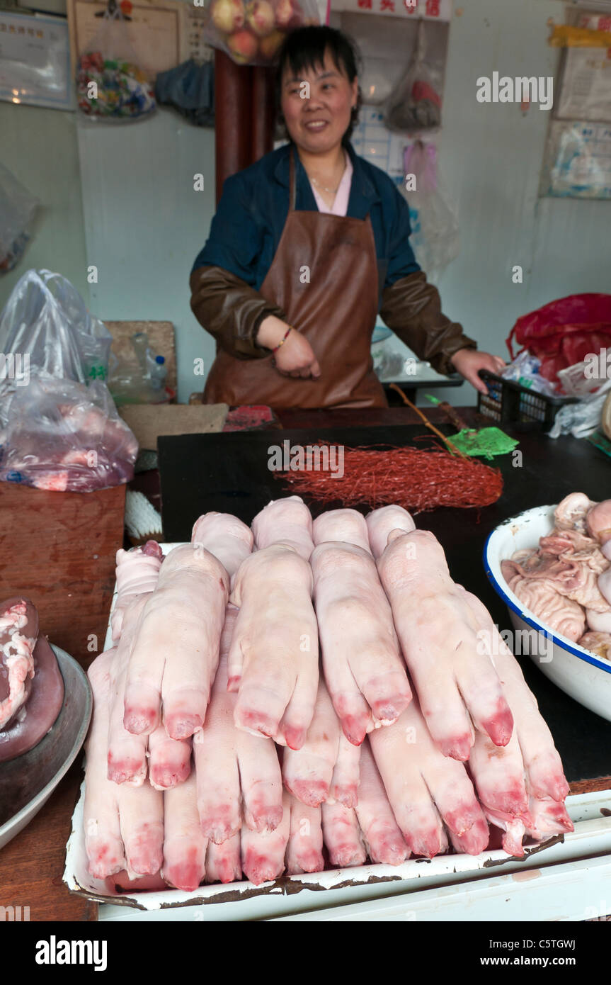 Pieds de porcs exposés à la vente au marché de rue, Mo Jaijie Marché, Xining, Province de Qinghai, Chine Banque D'Images