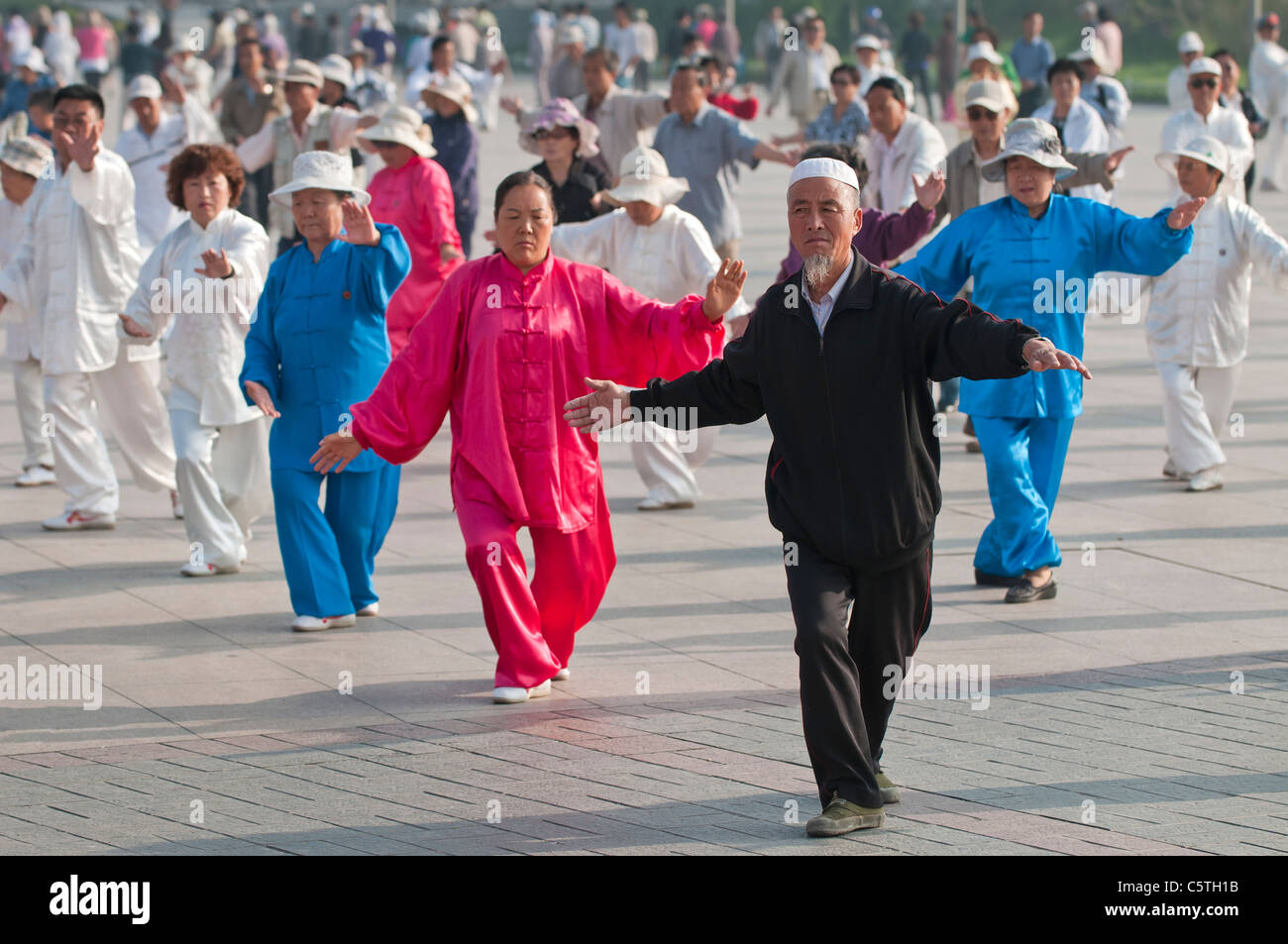 Les personnes âgées d'effectuer tôt le matin, le tai-chi, y compris un  musulman, dans city park, Xining, Province de Qinghai, Chine Photo Stock -  Alamy