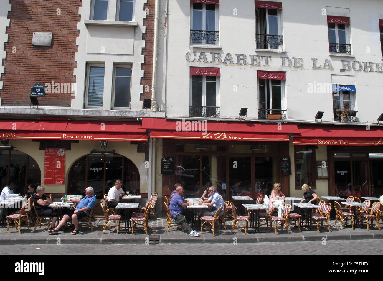 Café en plein air dans le quartier de Montmartre à Paris Banque D'Images