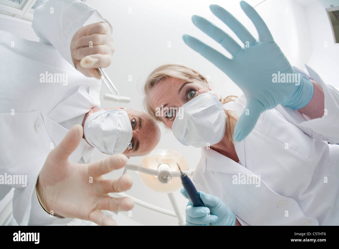 Germany, Bavaria, Landsberg, dentiste et Female Dentist, low angle view, portrait Banque D'Images