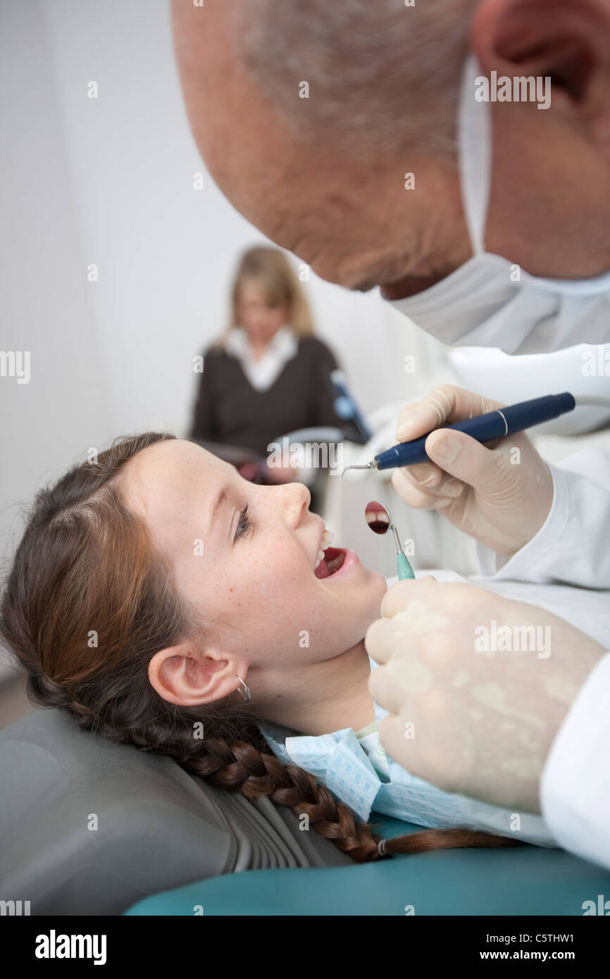 Germany, Bavaria, Landsberg, Girl (8-9) dans les dentistes président Banque D'Images