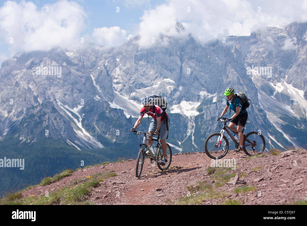 L'Italie, Dolomites, Couple vtt Banque D'Images