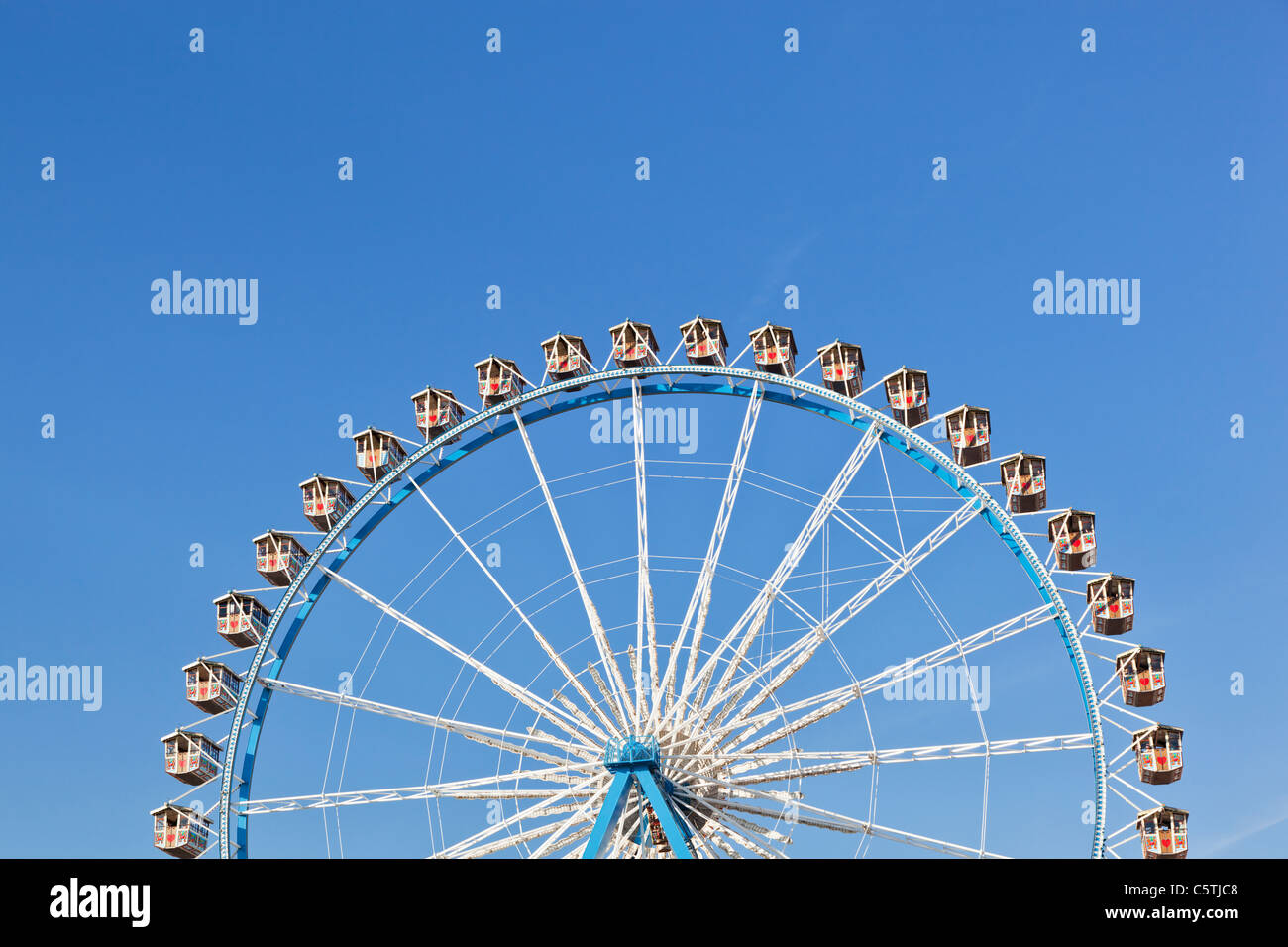 Germany, Bavaria, Munich, en vue d'une partie de la grande roue contre le ciel clair Banque D'Images