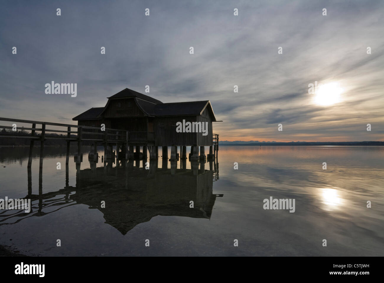 Allemagne, Bavière, manche, le lac Ammersee, le hangar à bateaux, coucher de la lumière Banque D'Images