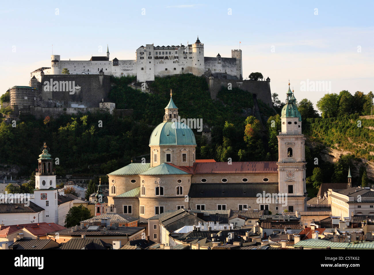 Autriche, Salzbourg, Vue du château de Hohensalzburg et la cathédrale Banque D'Images