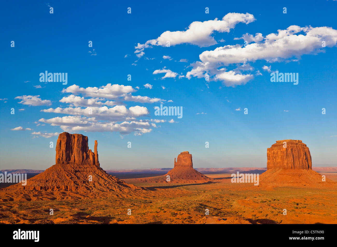 Aux Etats-Unis, l'Arizona, Monument Valley Tribal Park, West Mitten Butte Banque D'Images