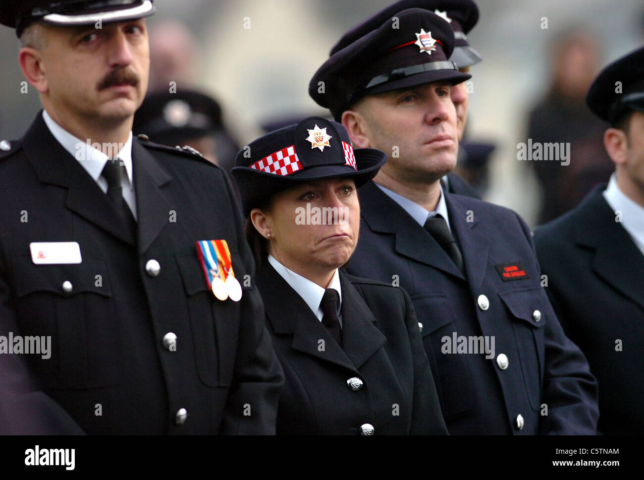 Des larmes pour un collègue , pompiers membres de démontrer leur émotion à l'enterrement de pompier Brian Wembridge à Crowborough Banque D'Images