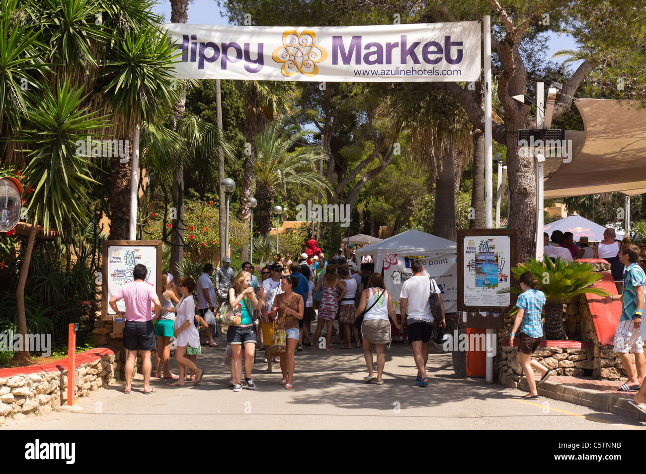 Ibiza, Baléares, Espagne - le marché Hippie de Punta Arabi sur la côte est. Entrée privée. Banque D'Images