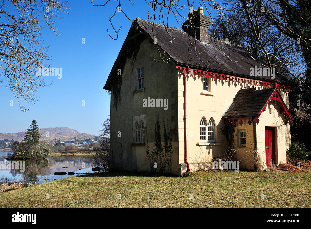 Vieux chalet au bord du lac de Lough Eske à Donegal, Irlande Banque D'Images