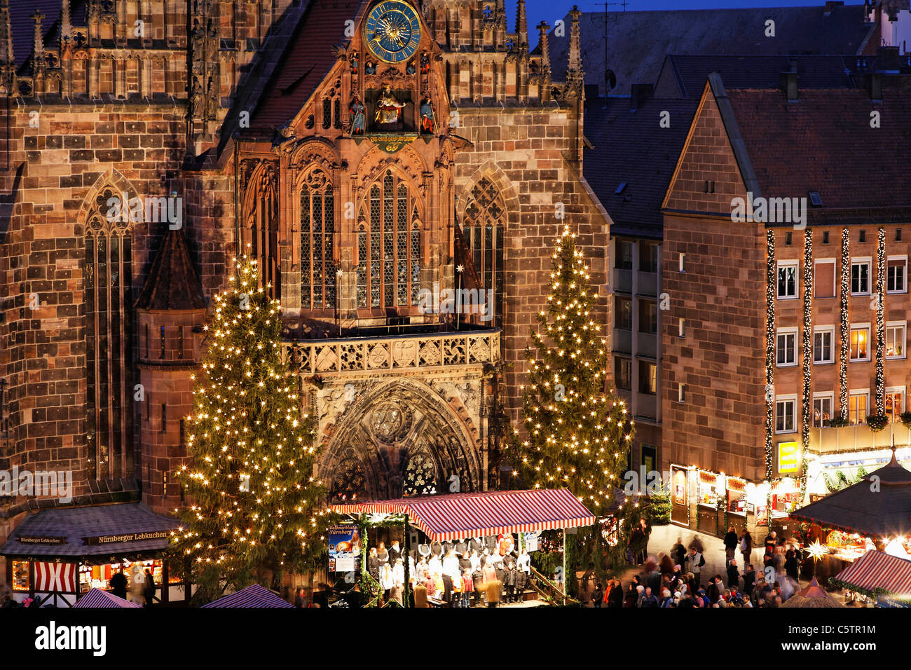 L'Allemagne, la Bavière, la Franconie, la Frauenkirche, Nuremberg, vue de Christkindlmarkt Banque D'Images