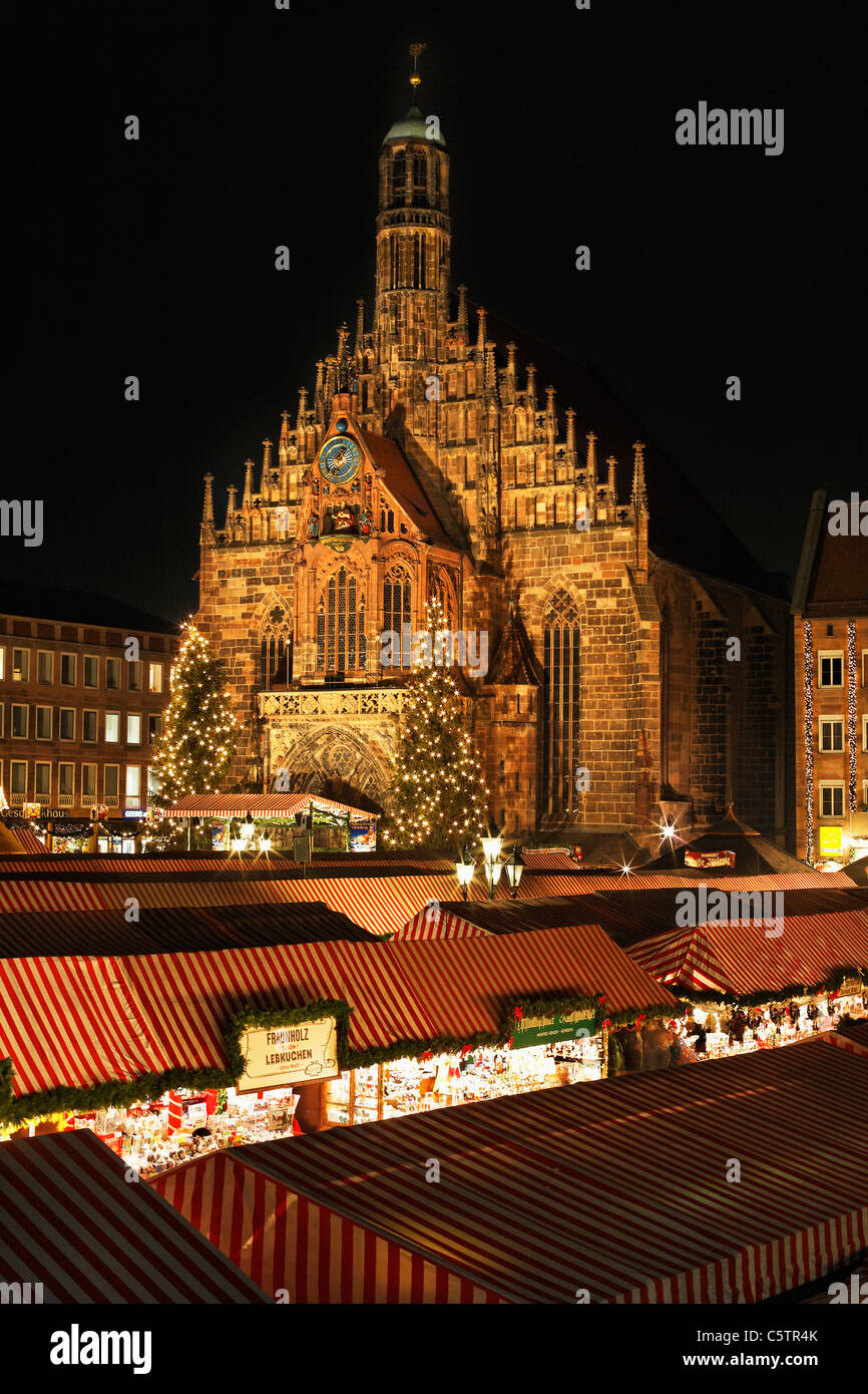L'Allemagne, la Bavière, la Franconie, la Frauenkirche, Nuremberg, vue de Christkindlmarkt Banque D'Images