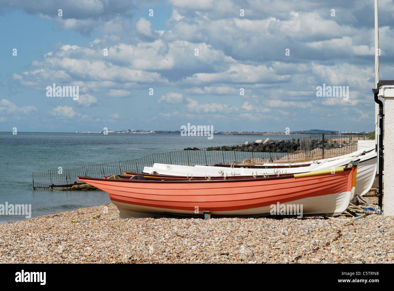 Plage et bateaux par l'entrée de Port Shoreham. Vu de l'Hove. East Sussex. L'Angleterre. Banque D'Images