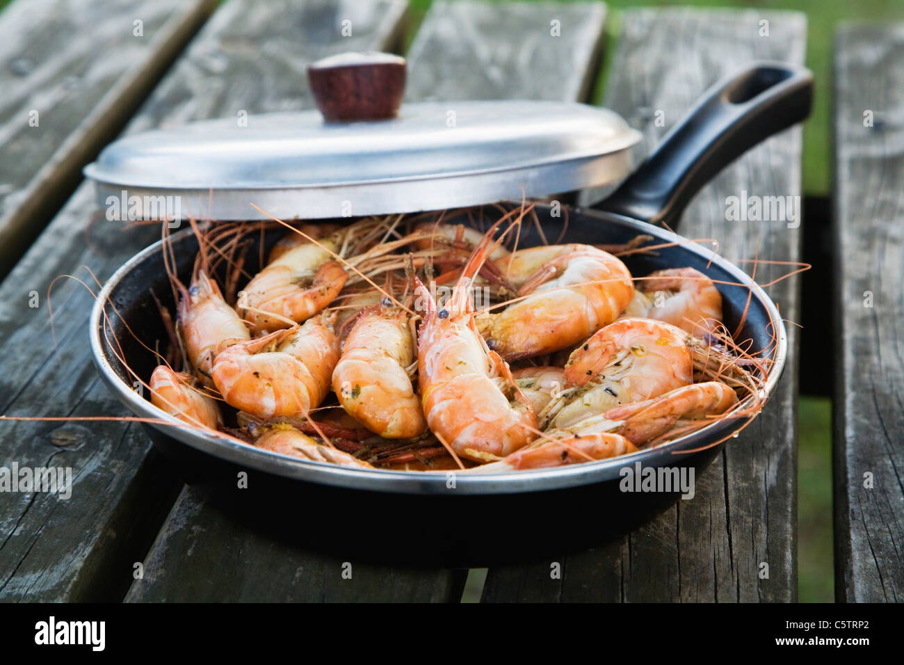 Crevettes frites (Atyidae) dans la poêle, close-up Banque D'Images