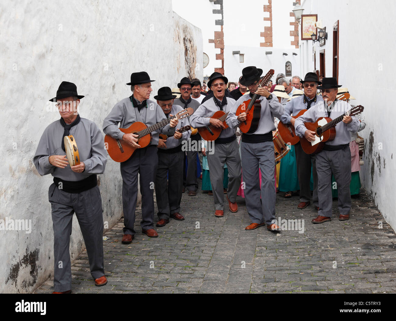 Espagne, Canaries, Lanzarote, musicien folk traditionnel au groupe alley Banque D'Images