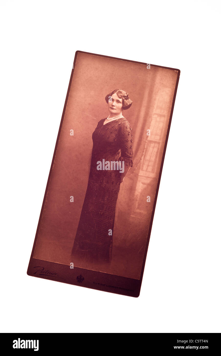 Armoire antique photo carte d'une femme en robe longue Banque D'Images