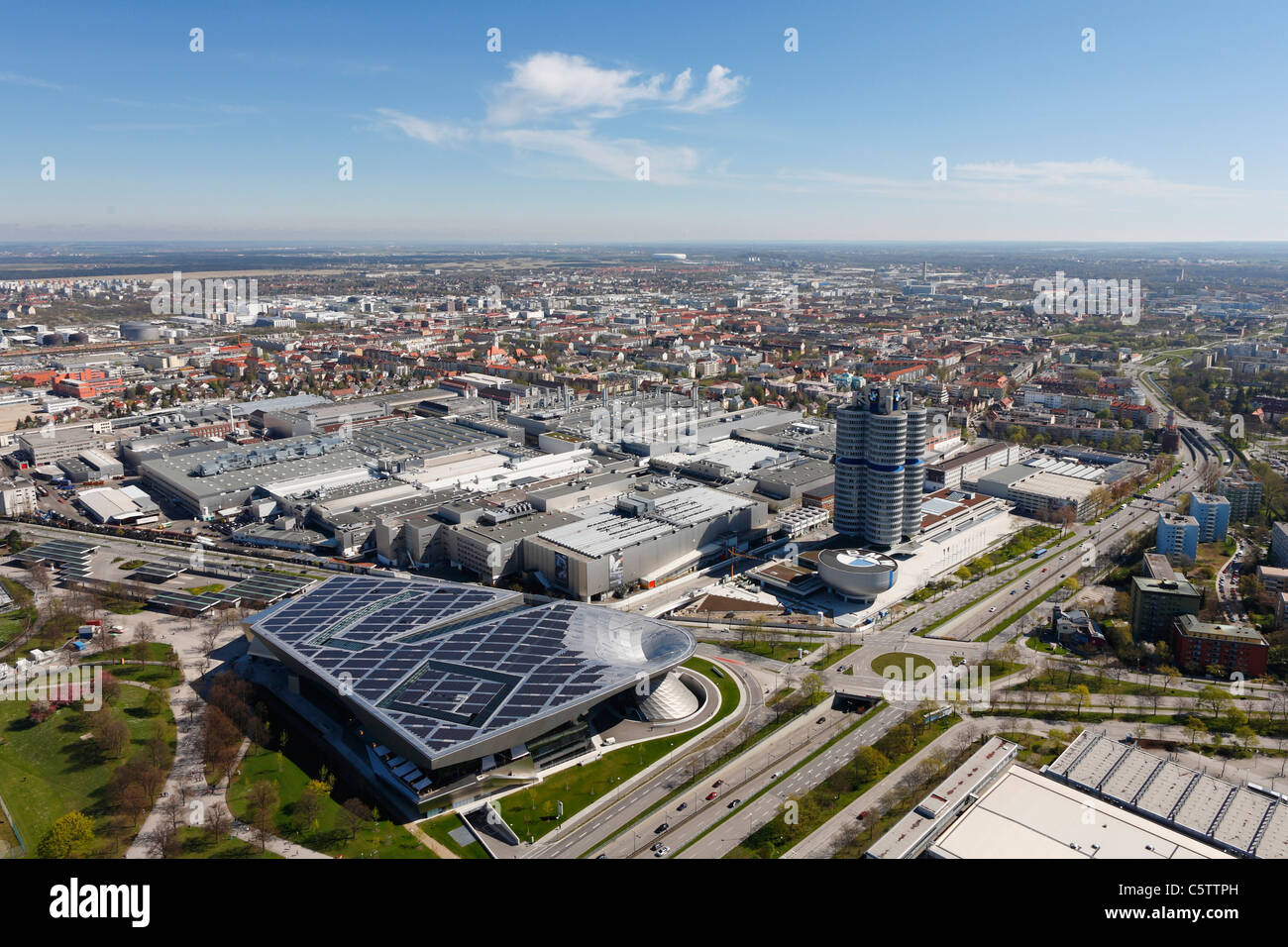 Germany, Bavaria, Munich, vue sur ville et usine bmw Banque D'Images