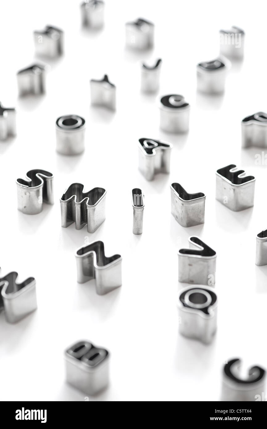 Sourire et lettres de l'alphabet / petit emporte-pièces lumineuses sur fond blanc Banque D'Images