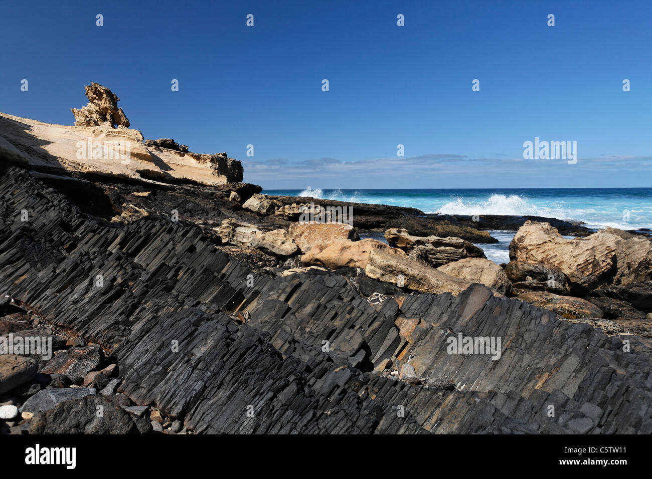 Espagne, Canaries, Fuerteventura, Istmo de la Pared, Playa de Barlovento, rochers basaltiques at beach Banque D'Images