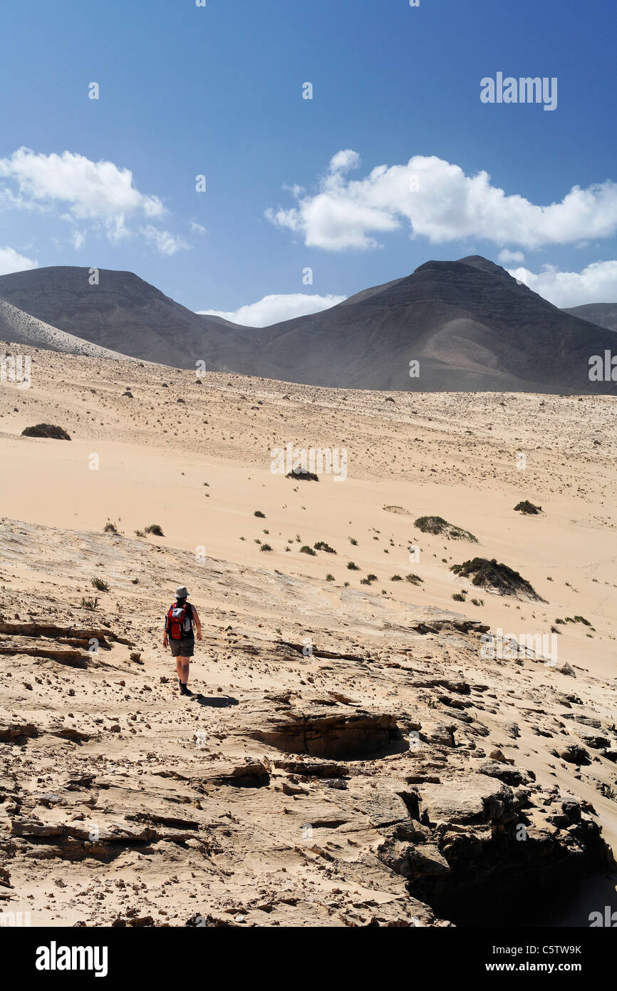 Espagne, Canaries, Fuerteventura, Jandia, El Jable, Barlovento, randonneur marchant à travers les dunes de sable Banque D'Images