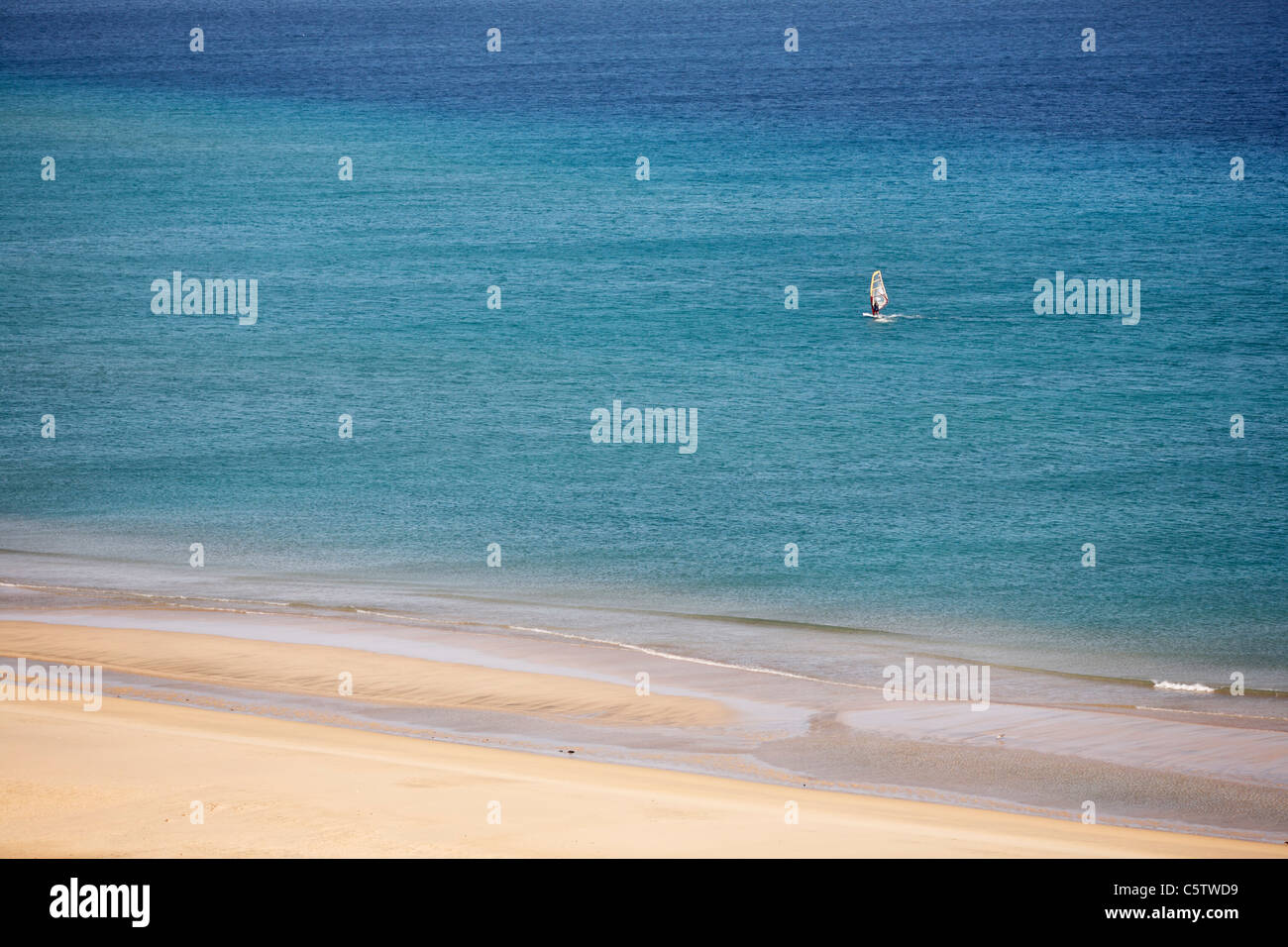 Espagne, Canaries, Fuerteventura, Jandia, Windsurfer en mer à la plage de Sotavento Banque D'Images