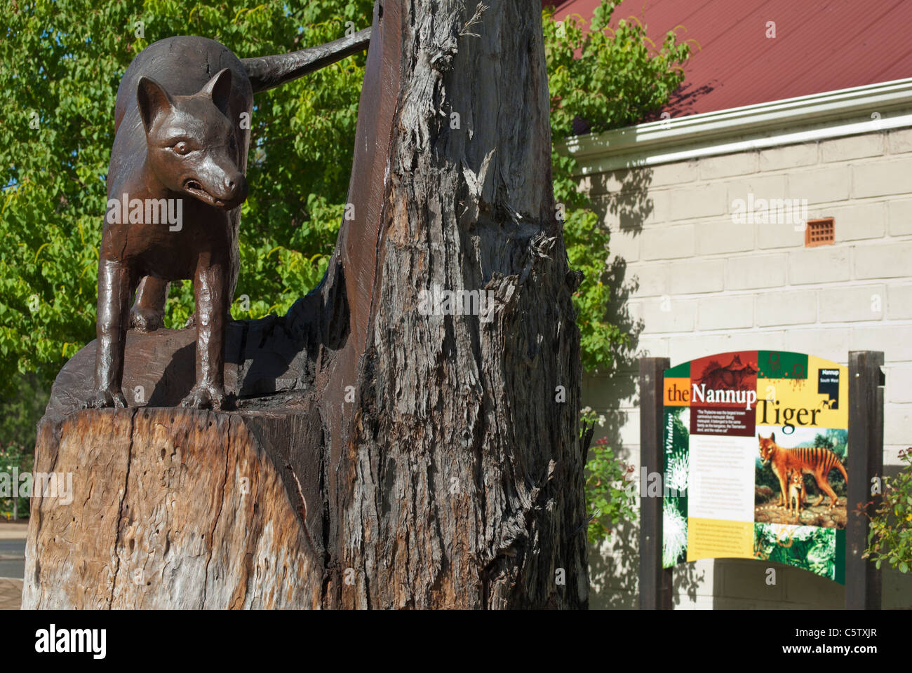 Une sculpture par Flint Edwards immortalisant la légende locale d'observations de la disparue dans l'ouest de l'Australie thylacine Nannup Banque D'Images