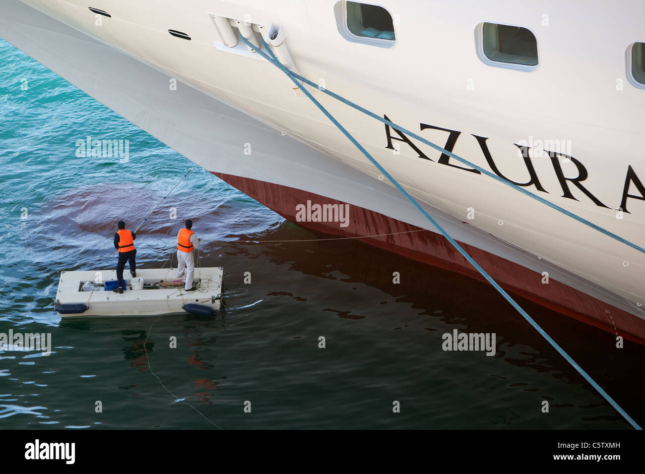 Soigneusement équilibrée des marins en peinture à la proue d'un navire.Le port de Gibraltar. Banque D'Images